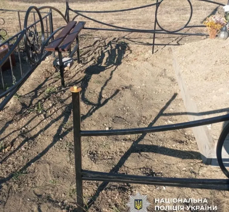 В Одеській області вандали пошкодили могили загиблих воїнів та банер на Алеї Слави