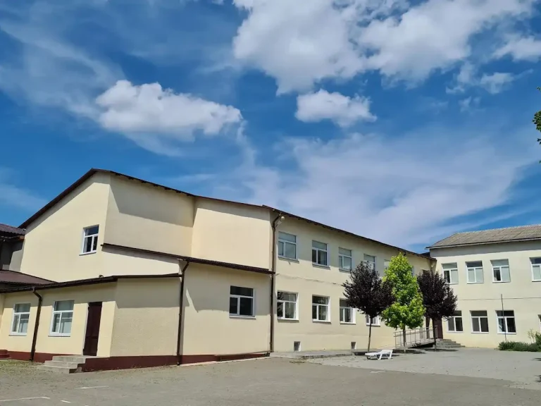 В Одесі біля відомого ліцею закільцюють рух — водіям готують нові правила
