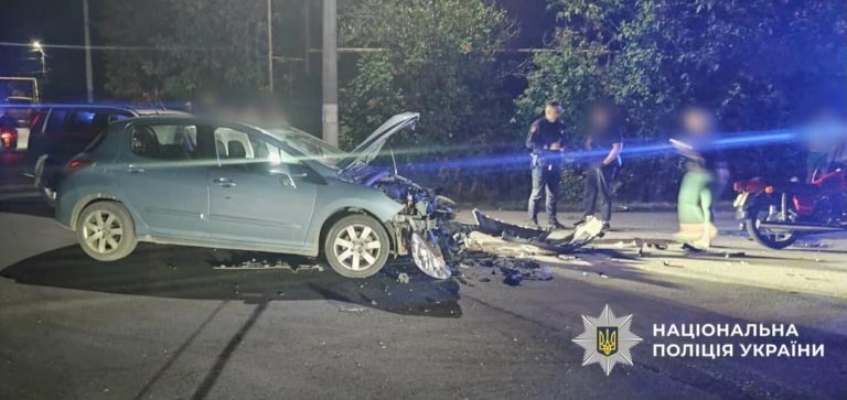 ДТП на Одещині: неповнолітній мотоцикліст опинився на капоті автомобіля