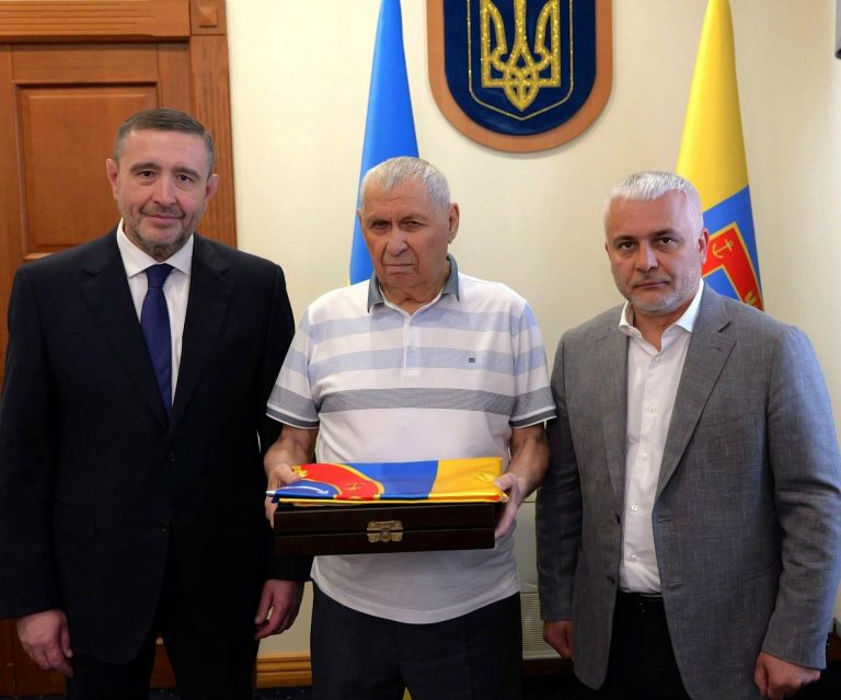 Шлях від вантажника до керівника Одеського порту: Микола Павлюк — новий Почесний громадянин Одещини