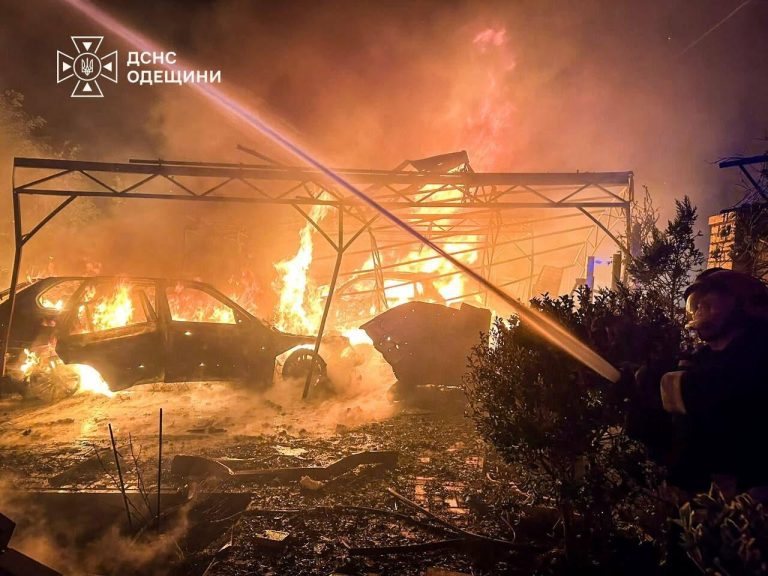 Палаючі авто й пошкоджені будинки: ДСНС показує наслідки атаки на Одещину — оновлюється