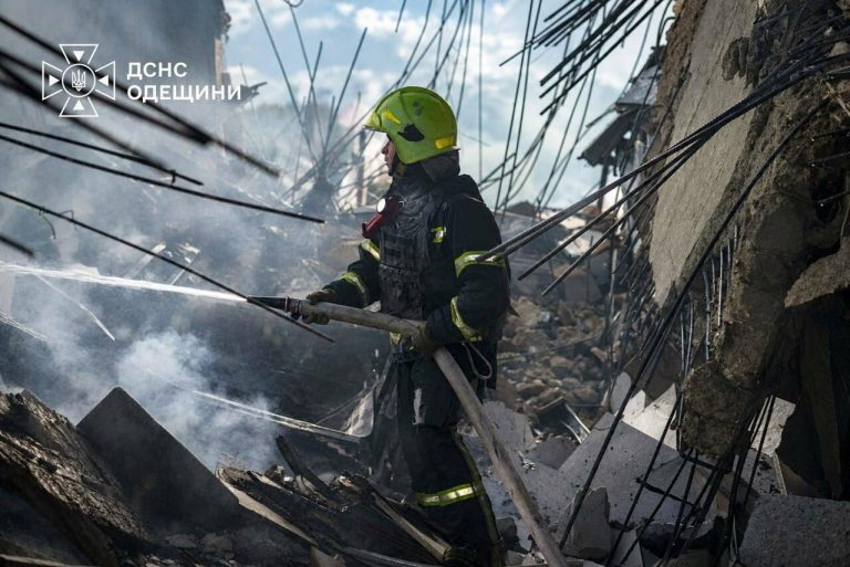 Нічний обстріл Одещини: у Чорноморську зруйновано будинок, серед постраждалих четверо дітей — ОНОВЛЮЄТЬСЯ