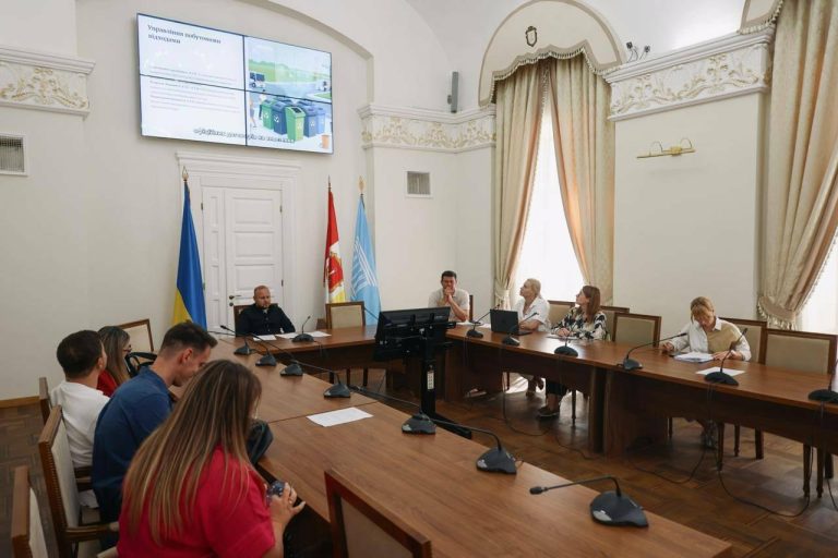 В Одесі запроваджують нові правила для дворів: заборона паркування на газонах, контроль парканів і сміття
