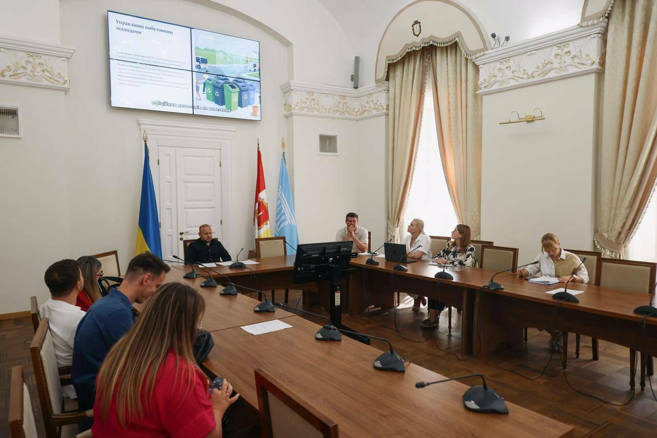 В Одесі запроваджують нові правила для дворів: заборона паркування на газонах, контроль парканів і сміття