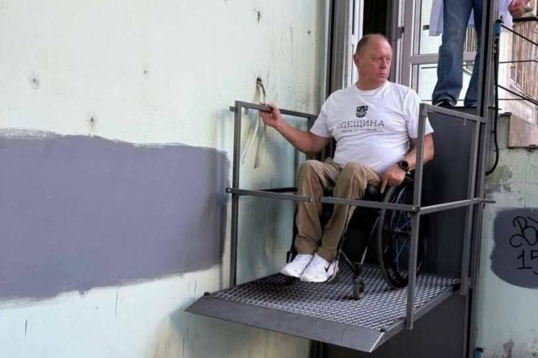 В Одесі оглянули майже завершений безбар’єрний маршрут з тактильною плиткою, з’їздами й підйомниками