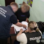 В Одеській області жінка і співмешканець підозрюються у створенні порнографічних матеріалів за участі 6‑річного хлопчика — подробиці