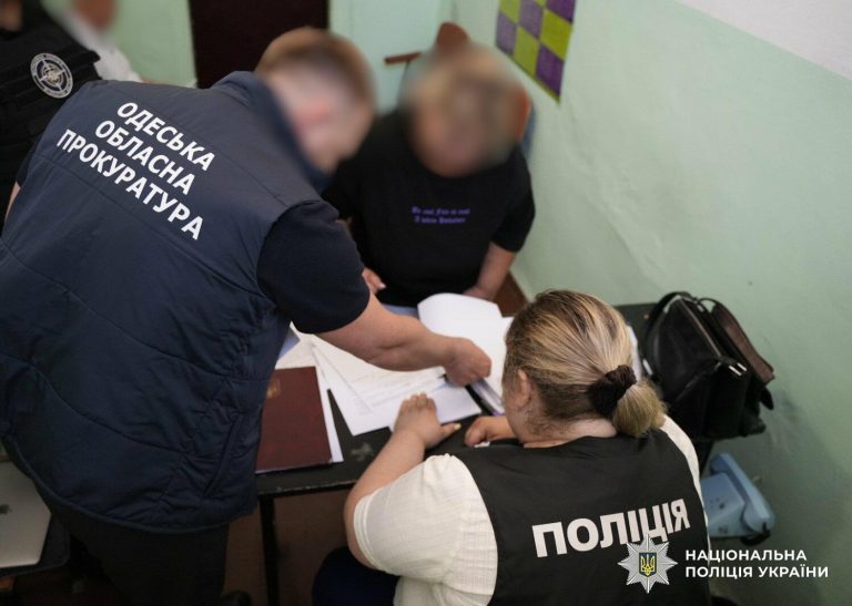 В Одеській області жінка і співмешканець підозрюються у створенні порнографічних матеріалів за участі 6‑річного хлопчика — подробиці