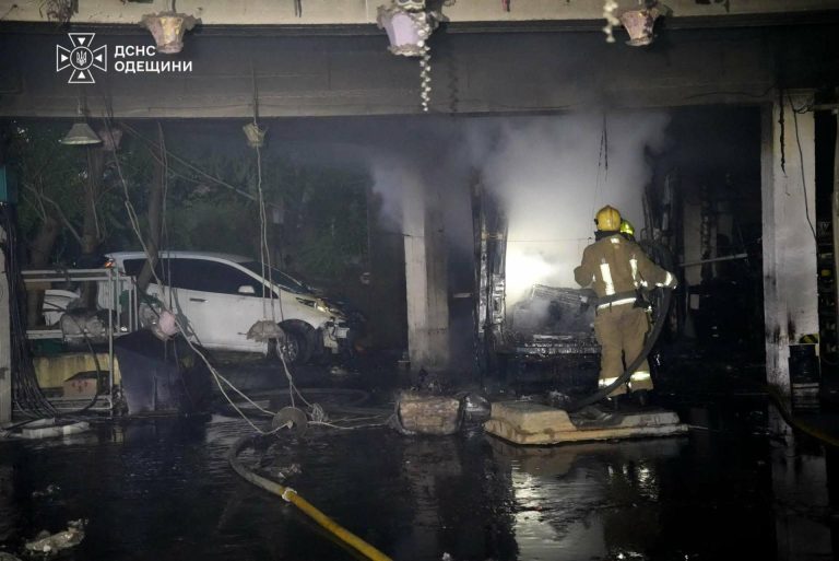 Вогонь на проспекті Небесної Сотні в Одесі: горіли авто, постраждав 19‑річний