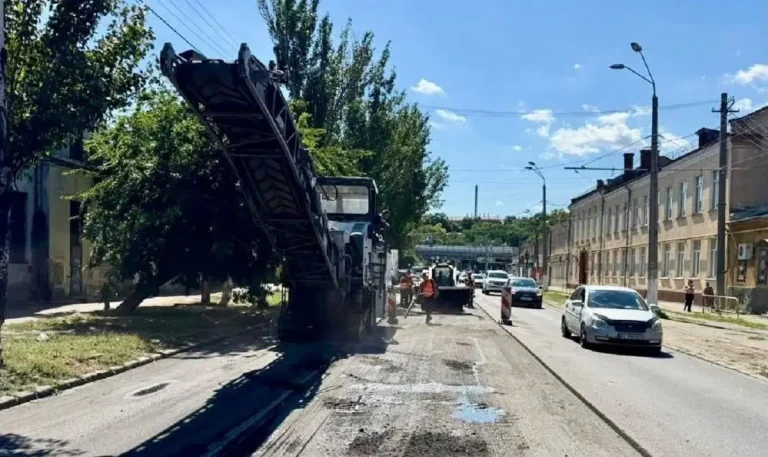 В Одесі на одній із вулиць розпочали демонтаж асфальтового покриття — що сталося (фото)