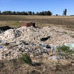 Посеред поля на Одещині утворилося сміттєзвалище з труб, поліетилену та побутових відходів