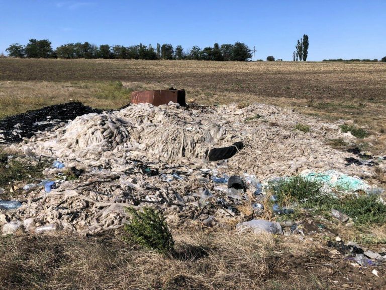 Посеред поля на Одещині утворилося сміттєзвалище з труб, поліетилену та побутових відходів