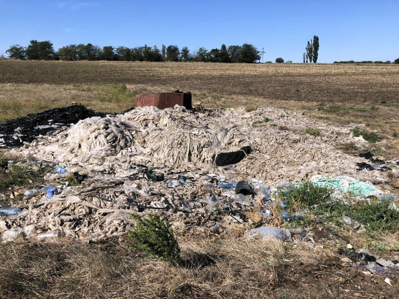 Посеред поля на Одещині утворилося сміттєзвалище з труб, поліетилену та побутових відходів