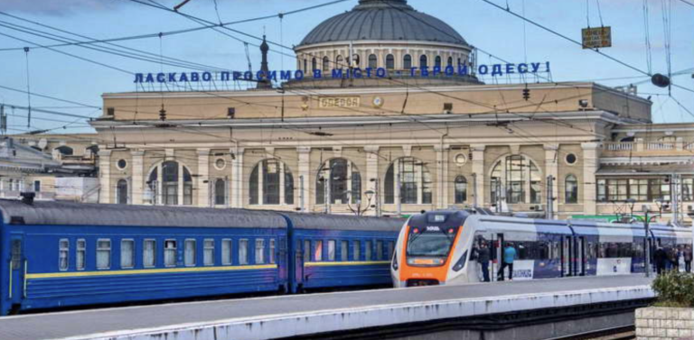 Попередження про небезпеку: на Одещині приміський потяг затримали понад три години