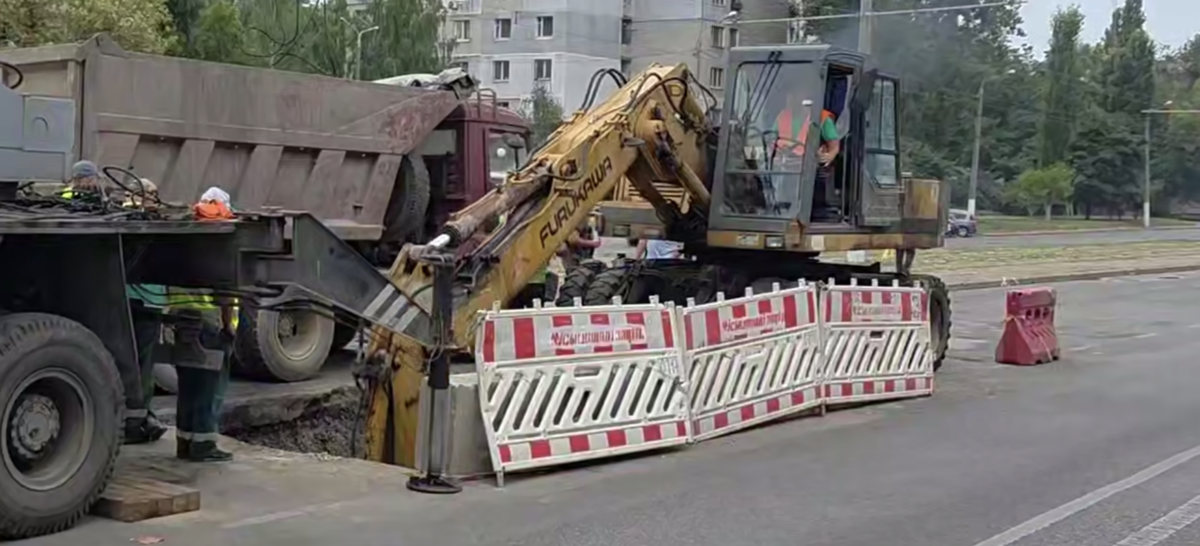 Одеські комунальники дістали з каналізації матрац, сміттєвий контейнер і ванночку для немовляти — дивіться відео