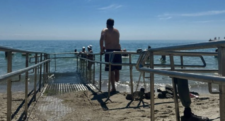 Одеса відкрила безбар’єрний пляж на 11-й станції Великого Фонтану — приклад для інших громад