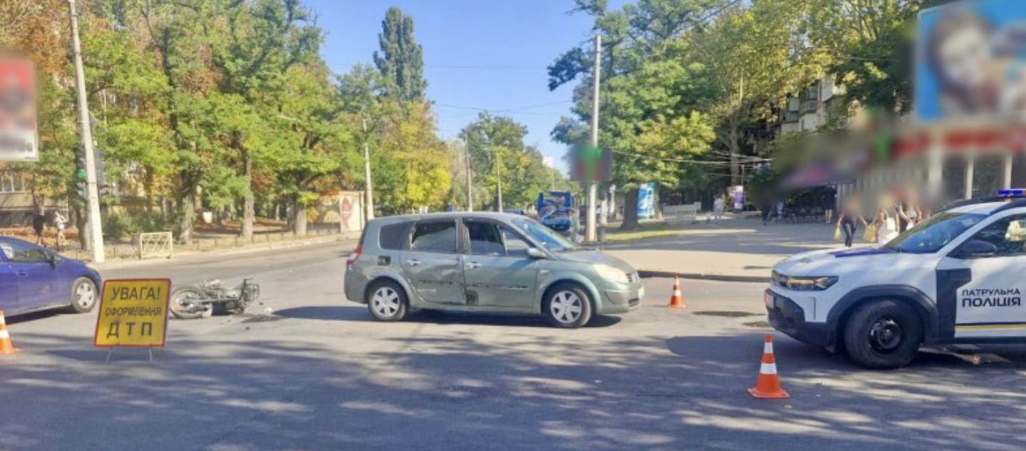 На одеському перехресті — зіткнення автомобіля з мотоциклом