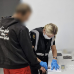 В Одесі затримали грабіжника, який переліз через паркан із битою й відібрав телефон