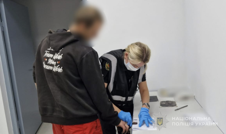 В Одесі затримали грабіжника, який переліз через паркан із битою й відібрав телефон