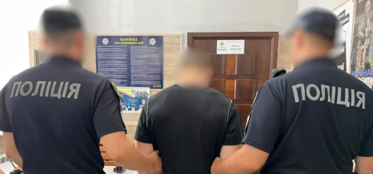 В Одесі судитимуть 20-річного за розбій — він повалив потерпілого та душив його ліктем