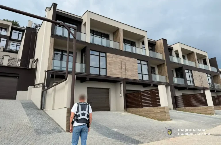 В Одесі повідомили про підозру забудовнику, який захопив прибережні схили під 47 таунхаусів