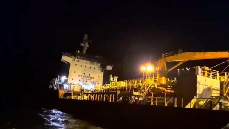 Прикордонники вивели 15 моряків із судна, що зазнало нападу поблизу Одеси