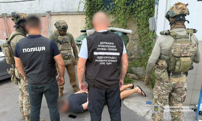 В Одесі викрили підпільну торгівлю зброєю: автомати, набої й тисячі доларів