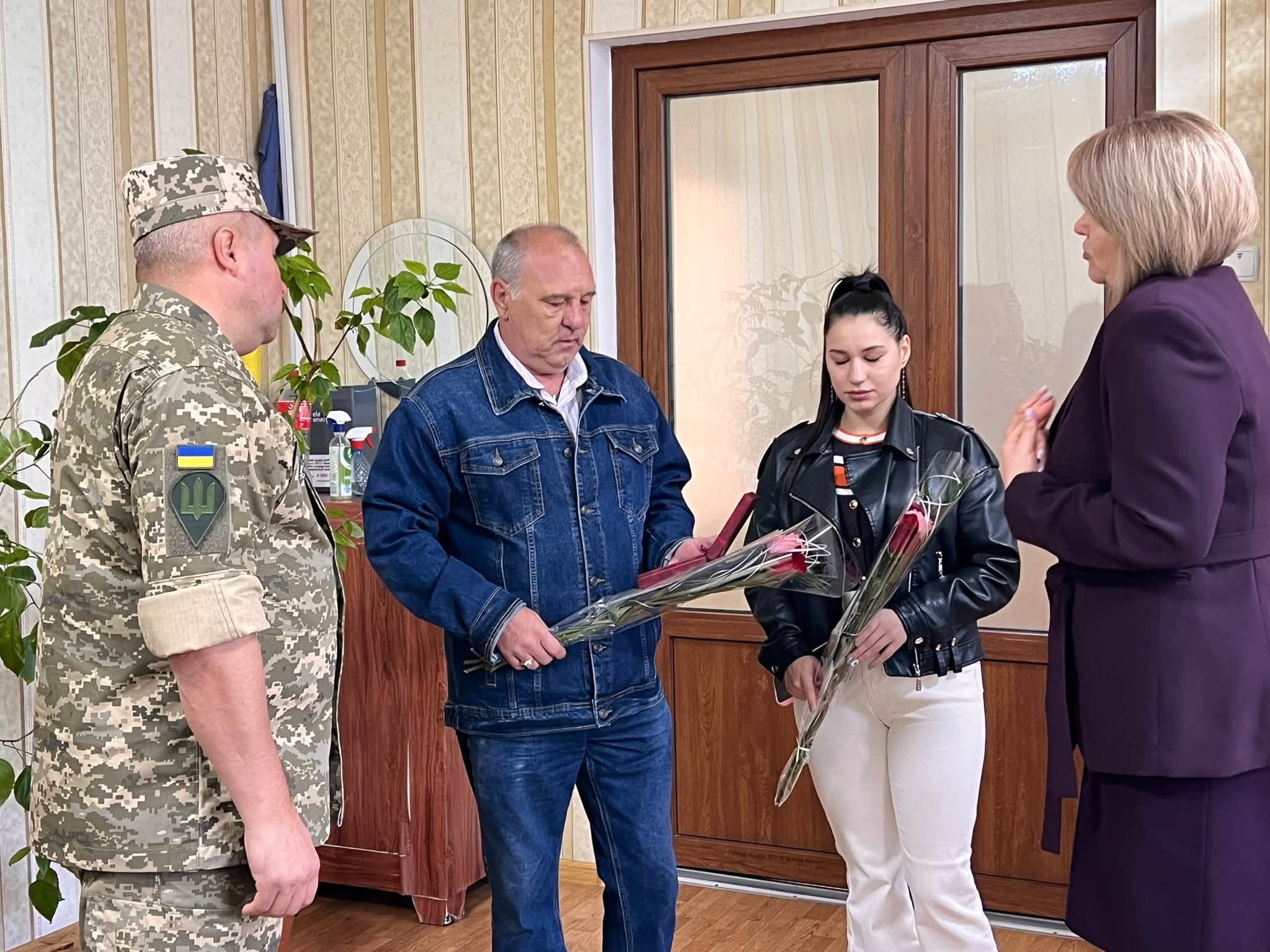 Родині загиблого в боях за Херсонщину вчителя-Героя з Арциза передали «Хрест Доблесті»