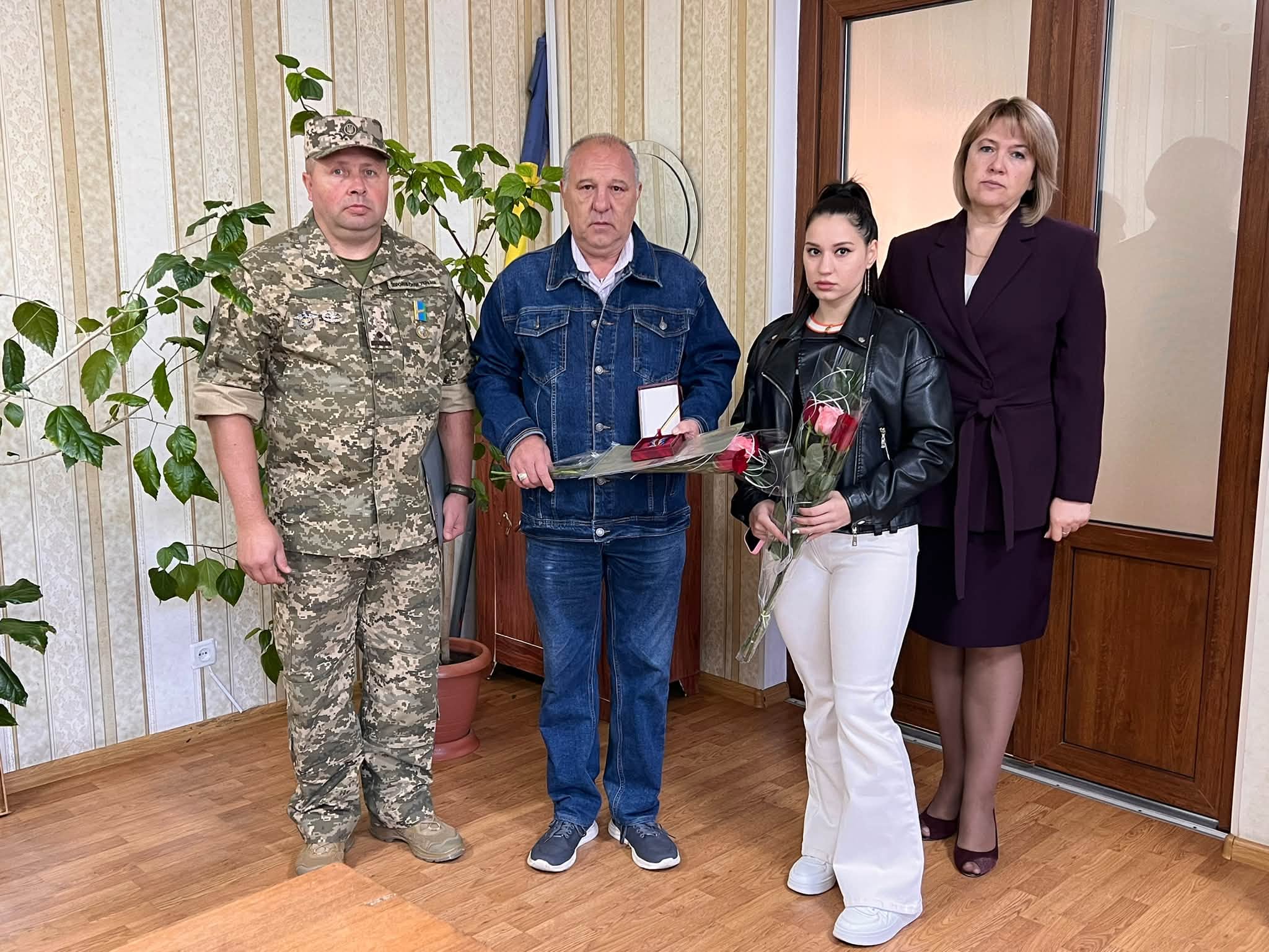 Родичам вчителя-Героя з Арциза, який загинув у боях за Херсонщину, вручили «Хрест Доблесті»