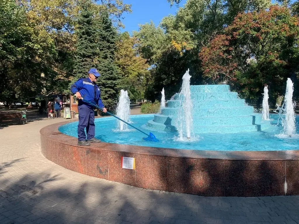 Підготовка фонтану в сквері Космонавтів