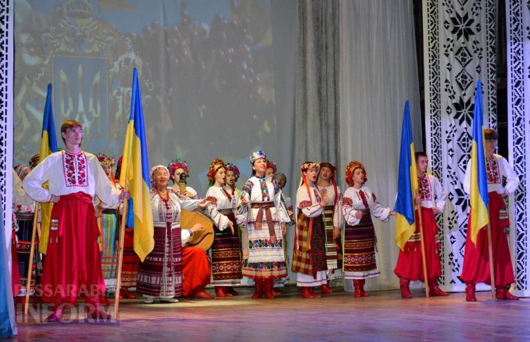 У Білгороді-Дністровському віддали шану захисникам і захисницям, об’єднавши фронтові артефакти та концертну програму