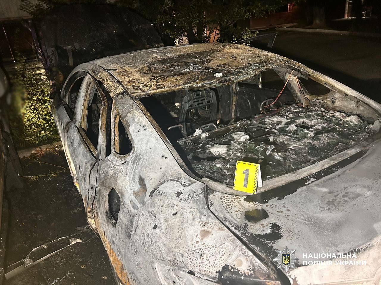 В Одесі затримали 62-річну жінку, яку підозрюють у підпалі двох автомобілів на проспекті Небесної Сотні