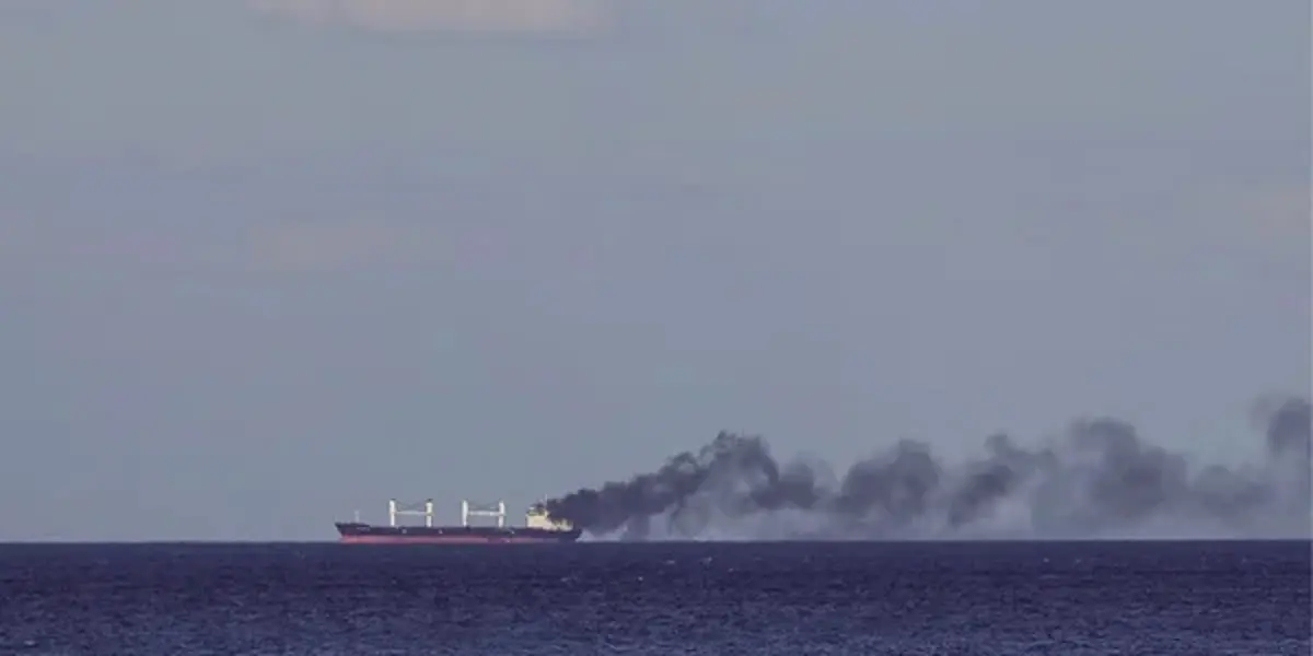 Російський обстріл цивільного судна в порту Одещини — загинув моряк
