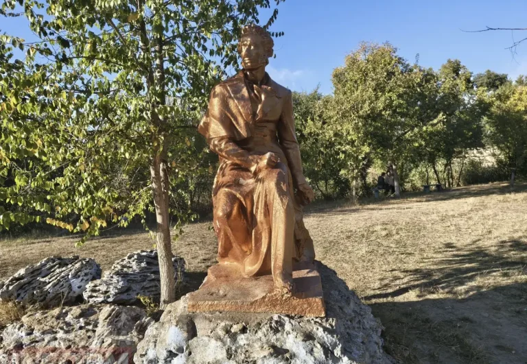 Цементні сліди біля бюста Пушкіна в Одеській області: хто 'відремонтував' пам'ятник