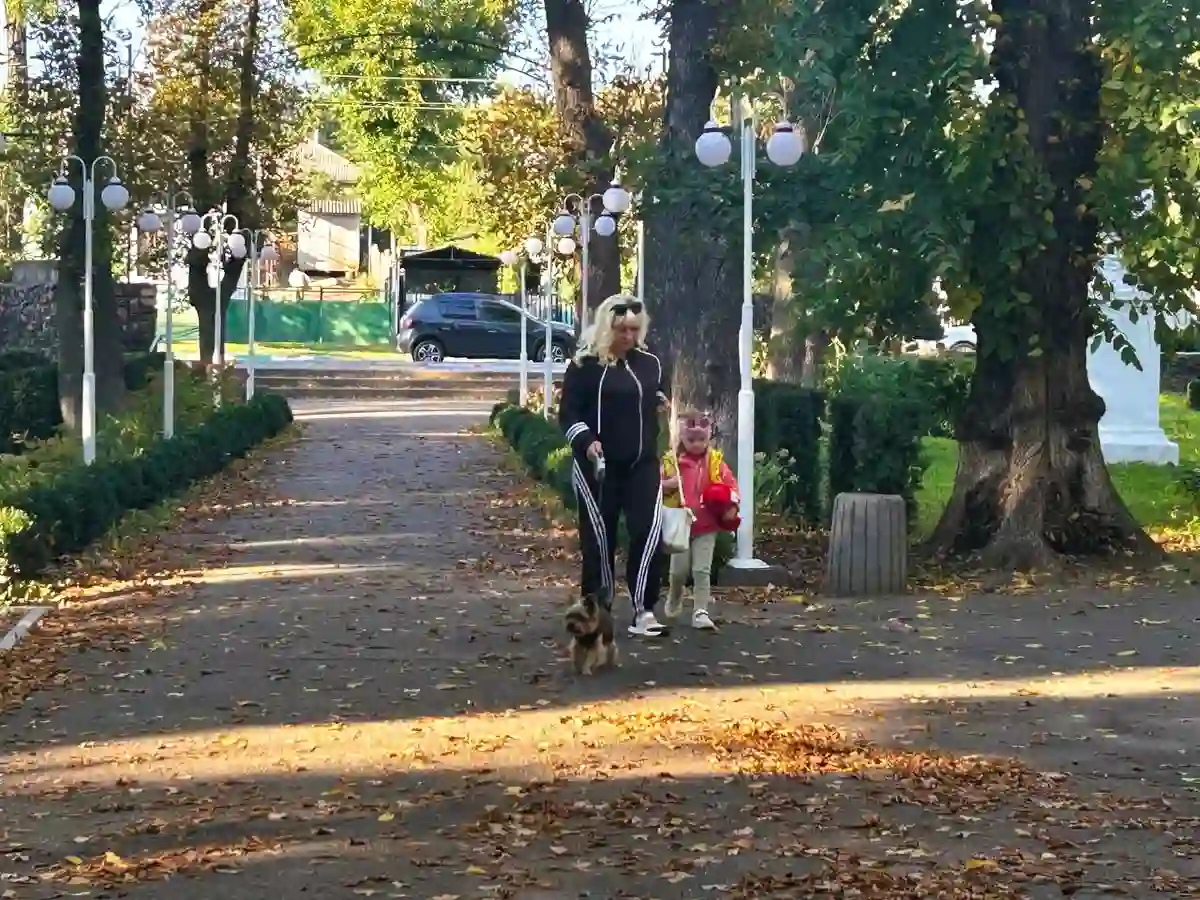 Балта. Мати з дочкою вигулюють собаку