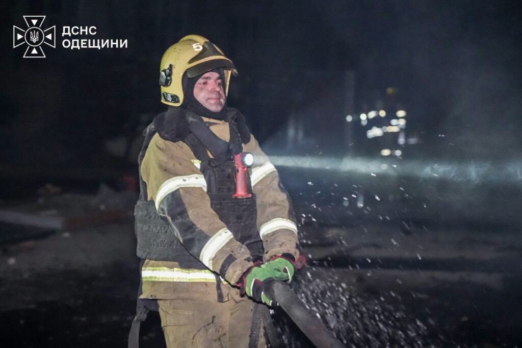 Понад 50 вогнеборців ліквідовували масштабну пожежу від влучання ворога по підприємству в Одесі