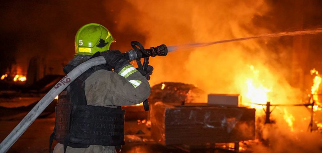 Більше півсотні рятувальників гасили значну пожежу, спричинену ворожим обстрілом на підприємстві в Одесі
