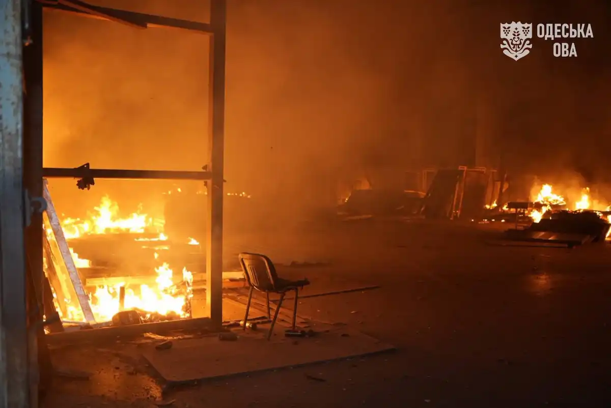 Атака дронів в Одесі спричинила пожежу на підприємстві — на місці працювали 50 рятувальників