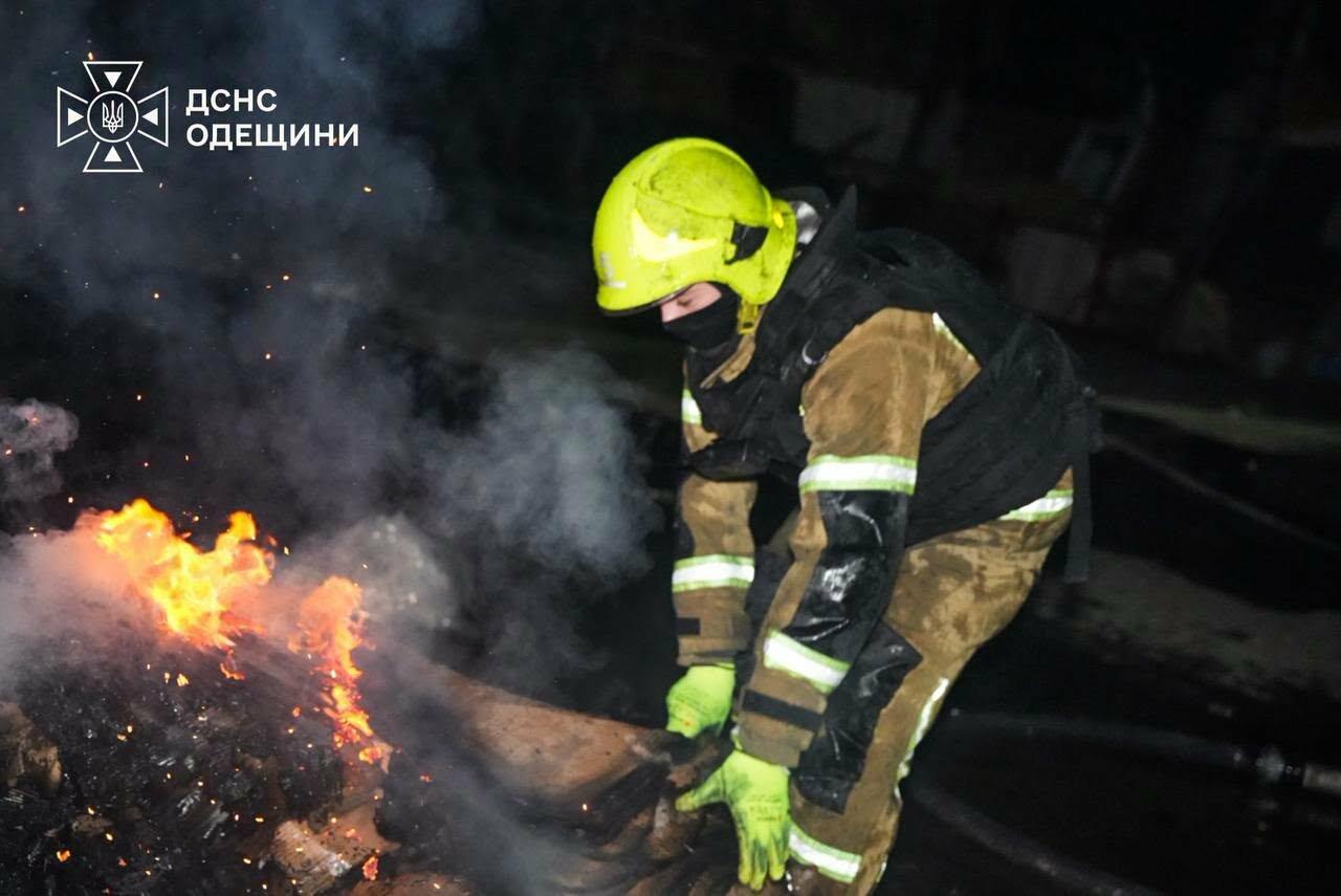 В Одесі після удару РФ загорілося підприємство — на місці працювали десятки рятувальників