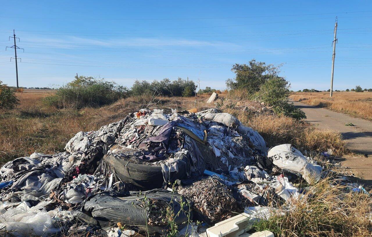 На Одещині екоінспекція припинила несанкціоноване скидання будівельних і побутових відходів уздовж дороги