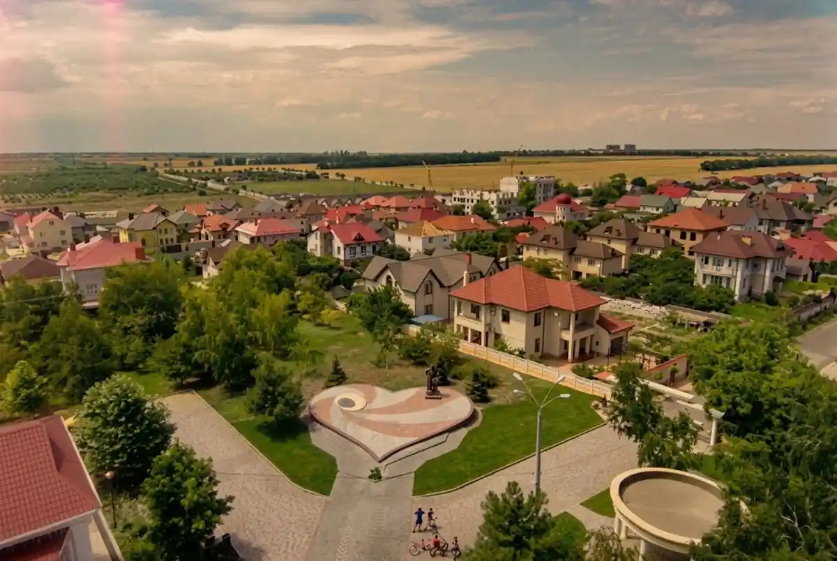 Центр селища Авангард