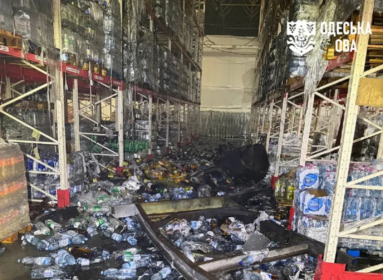 Нічний удар по Одесі: пошкоджено склад із продуктами, на півдні області постраждали бази відпочинку (фото)