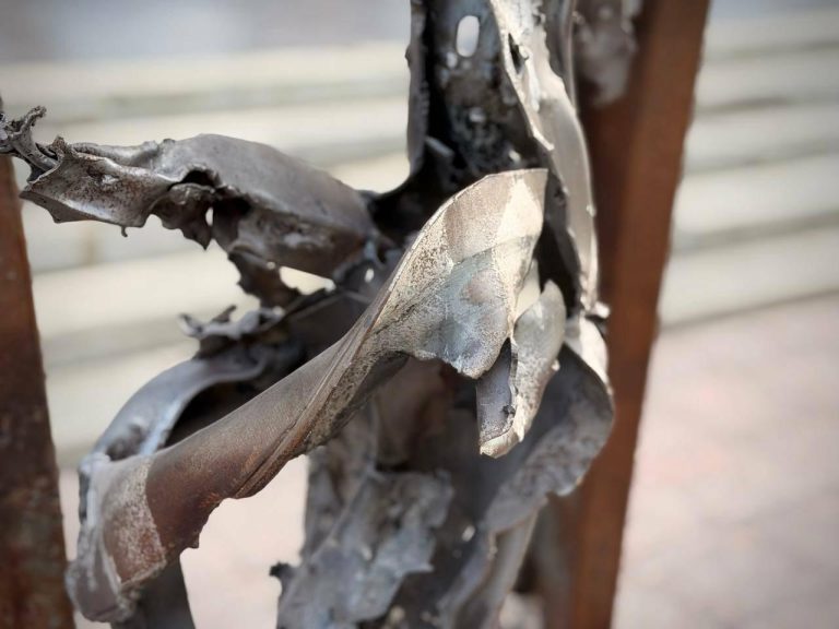 В Одесі відкрили виставку скульптур Михайла Реви з металу, понівеченого війною