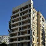 Як відновлюють в Одесі багатоповерхівку після російського удару, що забрав 12 життів і зруйнував під’їзд