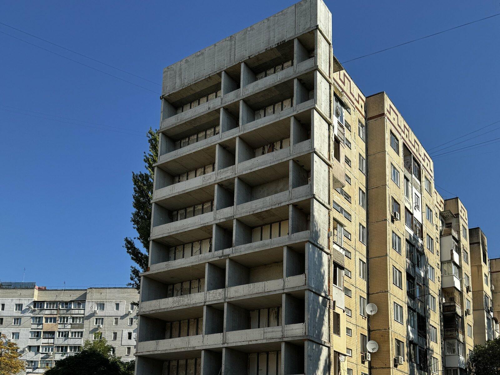 Як відновлюють в Одесі багатоповерхівку після російського удару, що забрав 12 життів і зруйнував під’їзд