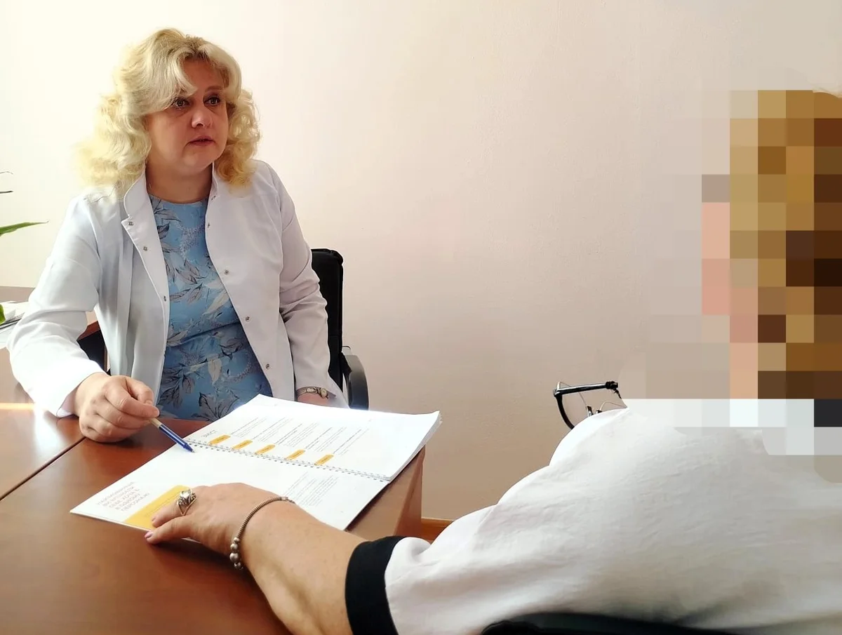 Психолог спілкується з родичами паліативних пацієнтів