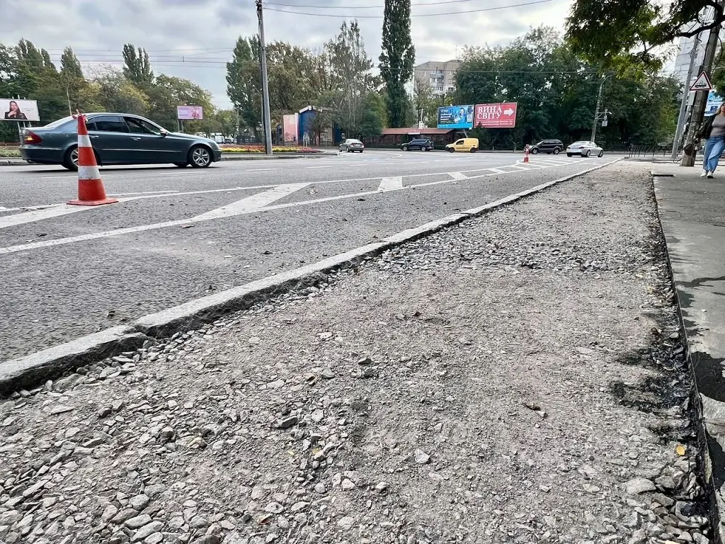 На вулиці Академіка Заболотного ведуться роботи з укладання нового асфальтобетонного покриття тротуарів