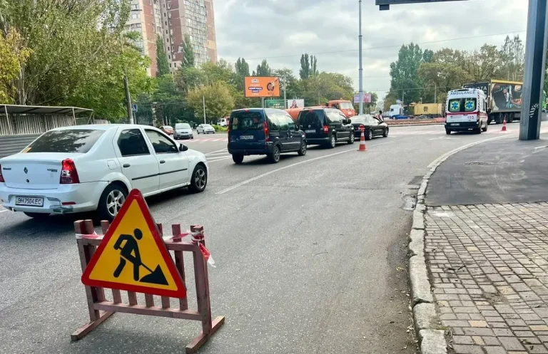 Уздовж Заболотного в Одесі ремонтують тротуари — які зміни чекають пішоходів (фото)
