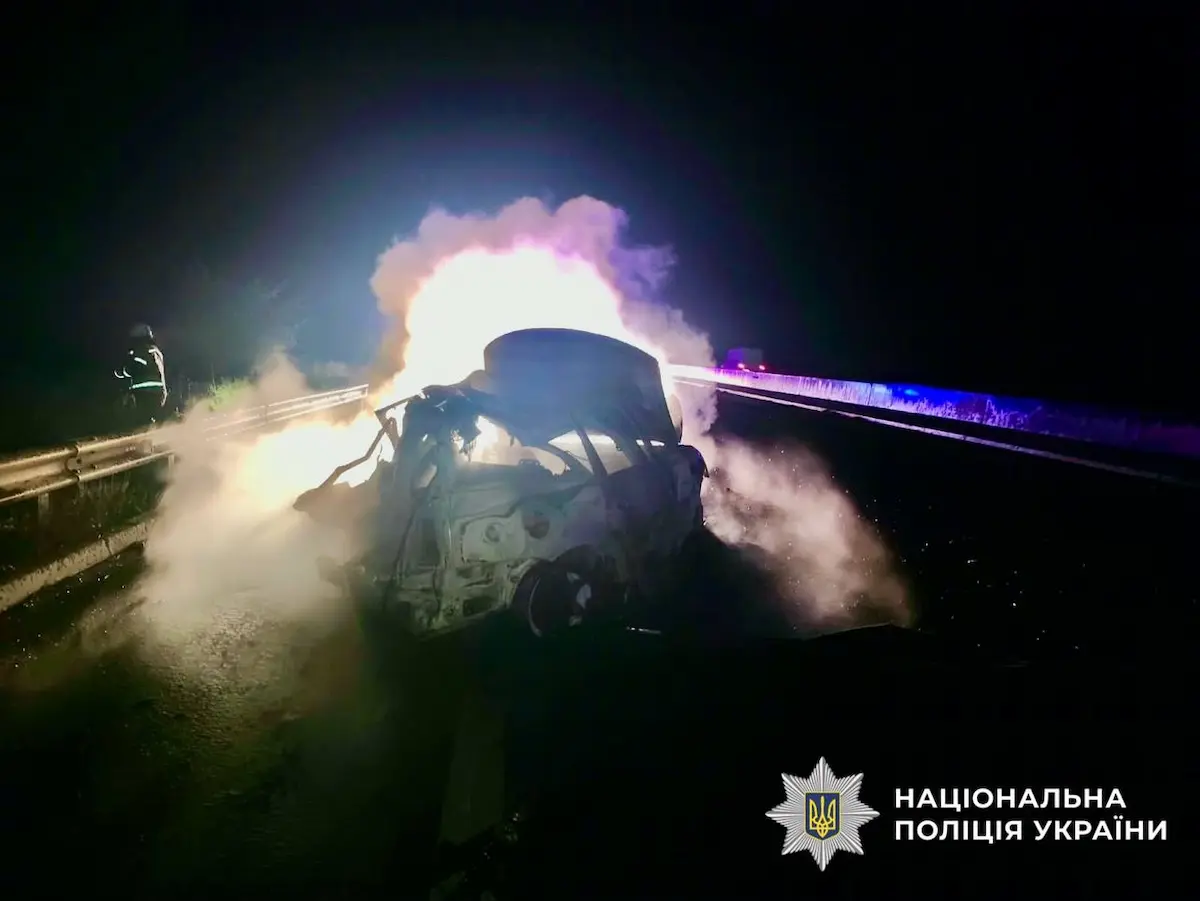 Фатальна аварія на трасі Одеса—Київ: автомобіль охоплено вогнем, рух частково перекрито