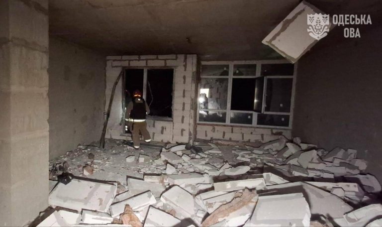 В Одесі російський обстріл пошкодив квартири на 15-му та 17-му поверхах двох багатоповерхівок