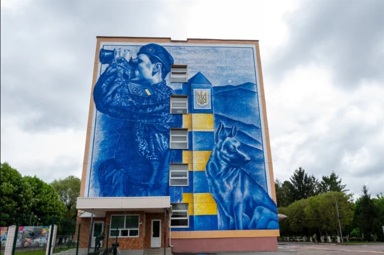 В одеському місті реалізують неординарний настінний розпис на відзнаку морського флоту України — який образ з'явиться на фасаді